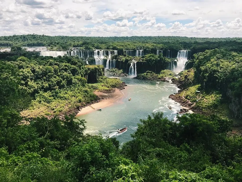 Vista aérea das Cataratas do Iguaçu cercadas de floresta